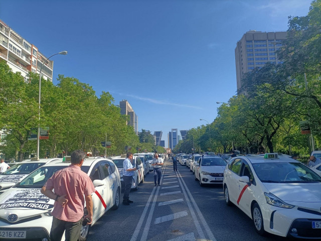 Taxistas marchan en Madrid contra las 8.500 nuevas licencias de VTC a Cabify