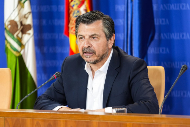 El portavoz del Grupo Parlamentario Popular, Toni Martín, durante la ronda de ruedas de prensa de portavoces de los grupos parlamentarios en el Parlamento de Andalucía, a 28 de mayo de 2025 en Sevilla (Andalucía, España). Los portavoces de los grupos parl