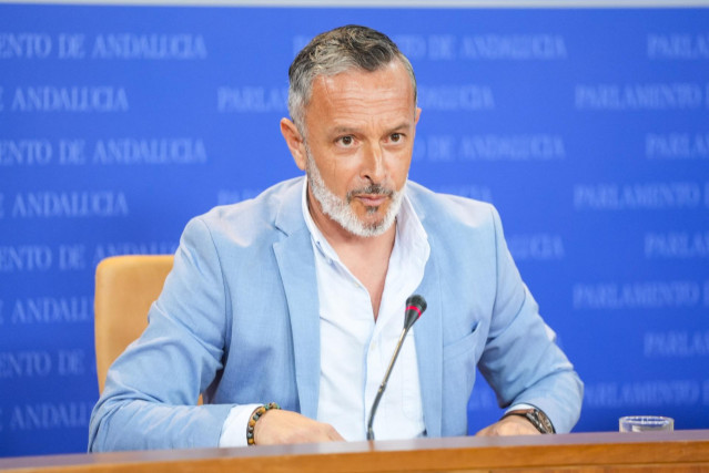 El portavoz adjunto del Grupo Socialista, Rafael Recio, este miércoles en rueda de prensa en el Parlamento.