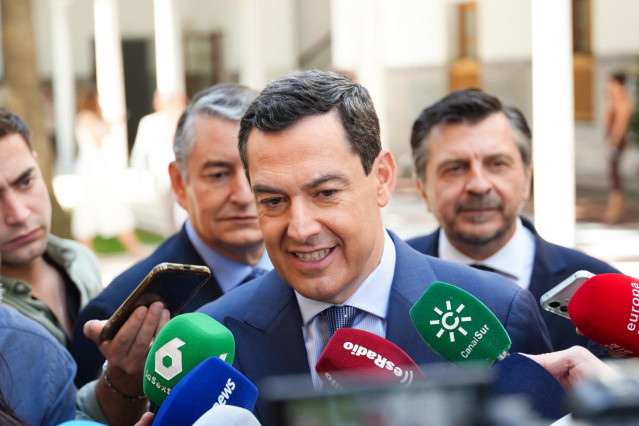 El presidente de la Junta de Andalucía, Juanma Moreno (c); atiende a los medios en el Parlamento en una imagen de archivo
