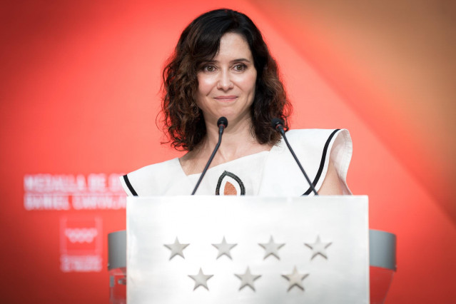 La presidenta de la Comunidad de Madrid, Isabel Díaz Ayuso, entrega la Medalla de Oro de la Administración autonómica al futbolista del Real Madrid Daniel Carvajal, en la Real Casa de Correos,