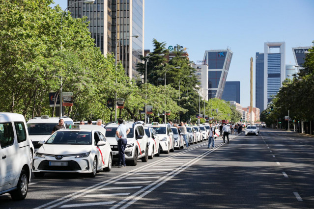 Taxis parados en el Paseo de la Castellana