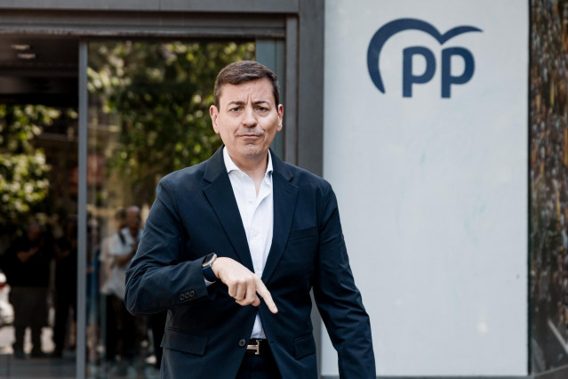 El candidato a la Presidencia del Partido Popular, José Luis Bayo, a su llegada a la sede del Partido Popular, a 28 de mayo de 2025, en Madrid (España).