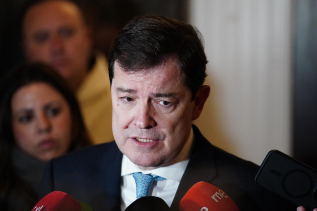 El presidente de la Junta de Castilla y León, Alfonso Fernández Mañueco, atiende a los medios de comunicación durante el acto de apertura de veneración pública del cuerpo de Santa Teresa de Jesús, en el Convento Padres Carmelitas Descalzos, a 11 de mayo d
