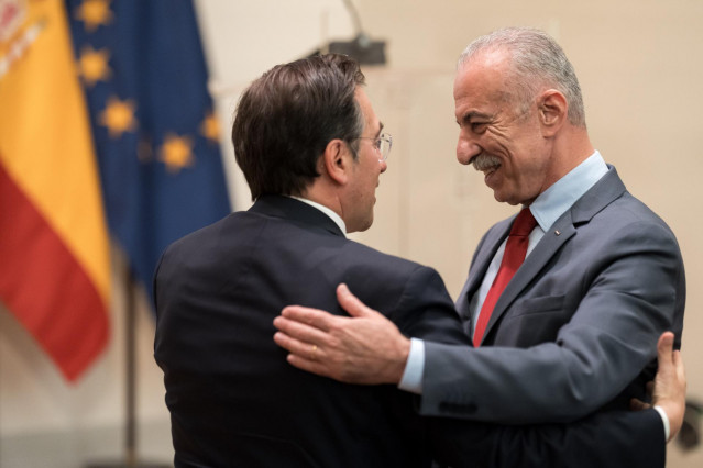 El ministro de Asuntos Exteriores, Unión Europea y Cooperación, José Manuel Albares (i), y el embajador de Palestina en España, Husni Abdel Wahed (d), durante el acto de conmemoración del primer aniversario del reconocimiento del Estado de Palestina