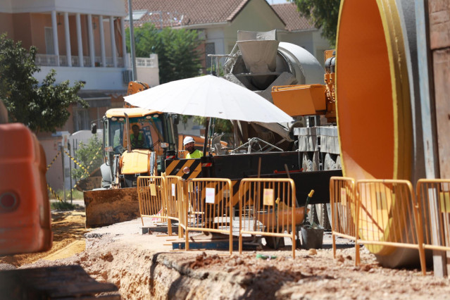 Archivo - Trabajadores de la construcción en Sevilla
