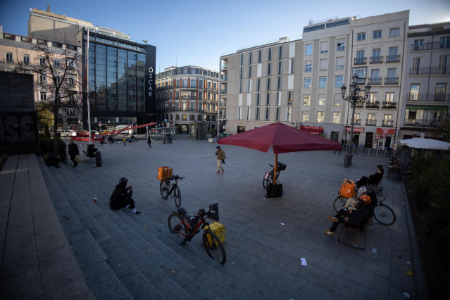 Archivo - Varias personas en la plaza Pedro Zerolo, a 20 de diciembre de 2024, en Madrid (España). La plaza, llamada anteriormente plaza de Bilbao desde 1840 hasta 1931, plaza de Ruiz Zorrilla desde 1931 hasta 1939, plaza de Bilbao de nuevo entre 1940 y 1