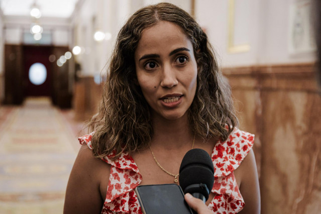 La diputada de Sumar Tesh Sidi atiende a los medios a su llegada a un pleno en el Congreso de los Diputados, a 27 de mayo de 2025, en Madrid (España).