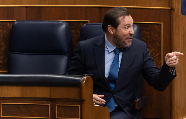 Archivo - El ministro de Transportes y Movilidad Sostenible, Óscar Puente, durante una sesión de control al Gobierno, en el Congreso de los Diputados, a 9 de abril de 2025, en Madrid (España).