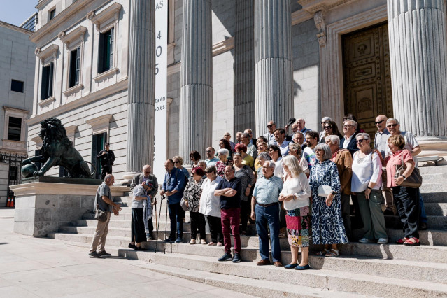 Un grupo de representantes vecinales en las puertas del Congreso de los Diputados, a 27 de mayo de 2025, en Madrid (España).