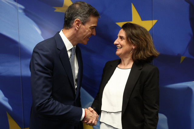 El presidente del Gobierno, Pedro Sánchez, mantiene un encuentro con la vicepresidenta de la Comisión Europea, Teresa Ribera, en la sede de la Comisión Europea, a 28 de mayo de 2024, en Bruselas (Bélgica).