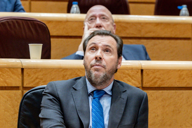 Archivo - El ministro de Transportes y Movilidad Sostenible, Óscar Puente, durante una sesión de control al Gobierno, en el Senado, a 22 de abril de 2025, en Madrid (España).
