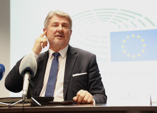 El presidente de la delegación de la Comisión de Peticiones del Parlamento Europeo, Bogdan Rzonca, en rueda de prensa en el último día de la misión a Cádiz y Sevilla