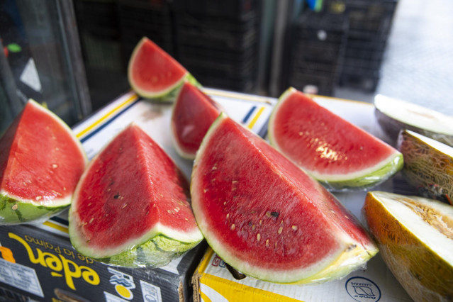 Archivo - Sandías en un puesto de frutas y verduras de un mercado de abastos