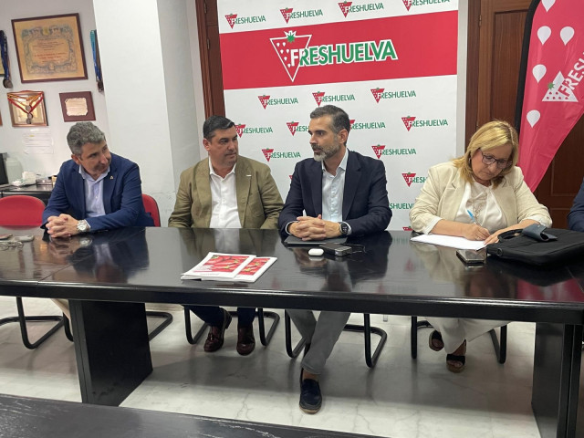 El consejero de Agricultura, Pesca, Agua y Desarrollo Rural, Ramón Fernández-Pacheco, durante su visita a Freshuelva.