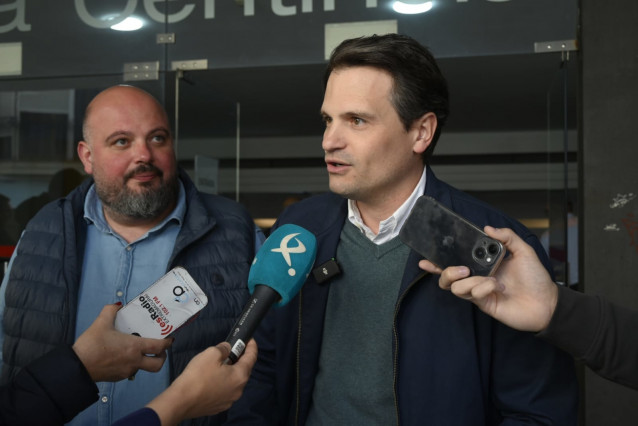 Archivo - El secretario general del PP de Extremadura, Abel Bautista, da declaraciones a los medios en un acto con alcaldes y concejales del PP de la provincia de Badajoz