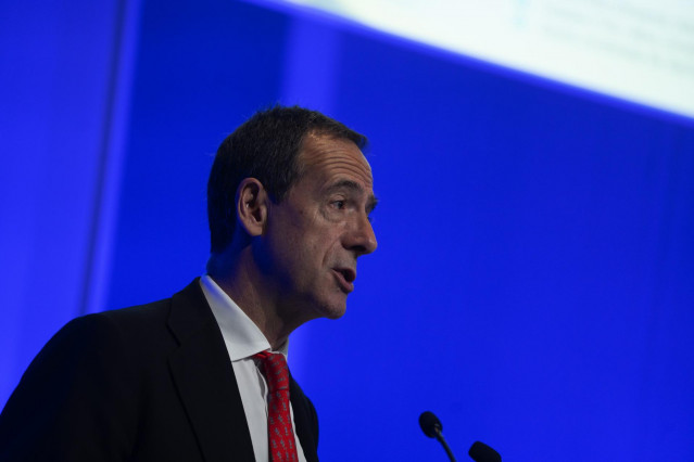 Archivo - El consejero delegado de Caixabank, Gonzalo Gortázar, durante la Junta General Ordinaria de Accionistas de Caixabank 2025, a 11 de abril de 2025, en Valencia, Comunidad Valenciana (España). Durante la junta, han recordado la DANA y han apoyado a