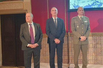 El Ministro D Eturismo, Jordi Hereu (Izda); El Alcalde José Mazarías, Y El General Ignacio Ojeda