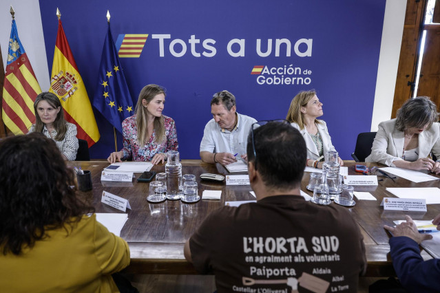La ministra para la Transición Ecológica y el Reto Demográfico, Sara Agesen, y la delegada del Gobierno en la Comunitat Valenciana, Pilar Bernabé, en la reunión con las asociaciones de víctimas de la dana celebrada en València.