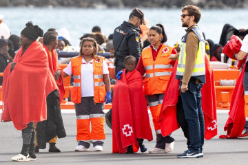 Archivo - Varios servicios de emergencia atienden a migrantes recién rescatados de un cayuco, en Puerto Naos, a 4 de enero de 2025, en Arrecife, Lanzarote, Canarias (España).