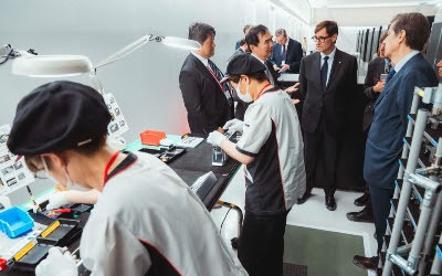 Visita del presidente de la Generalitat, Salvador Illa, y del director del Barcelona Supercomputing Center (BSC), Mateo Valero, del Riken Center for Computational Science, el centro de computación de Kobe