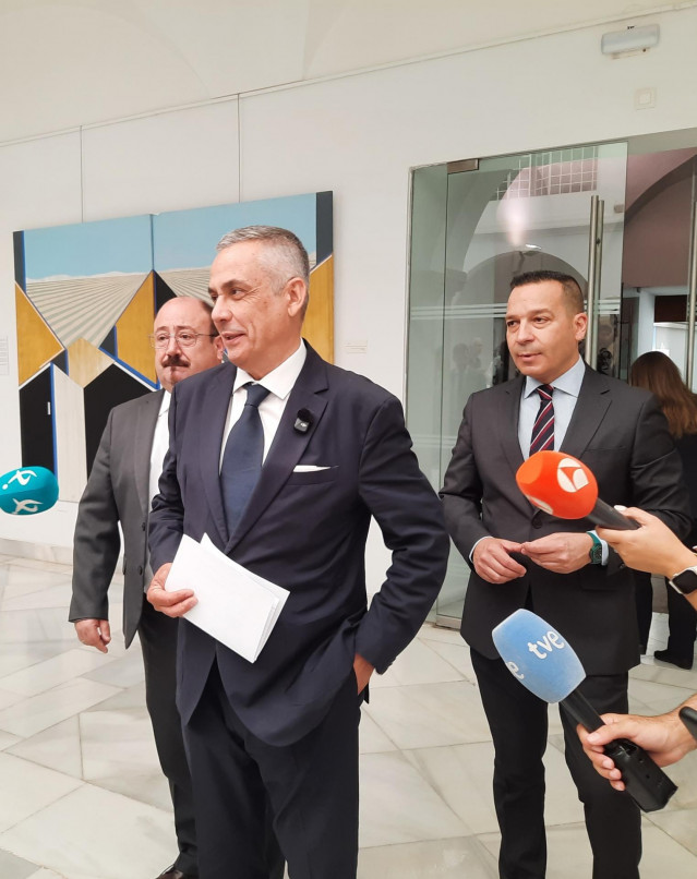 El presidente del Grupo Parlamentario Vox, Ángel Pelayo Gordillo, atiende a los medios en la Asamblea de Extremadura