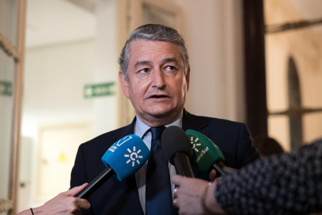 El consejero de la Presidencia, Interior, Diálogo Social y Simplificación Administrativa, Antonio Sanz atiende a los medios tras el comité preparatorio de la Conferencia de Presidentes