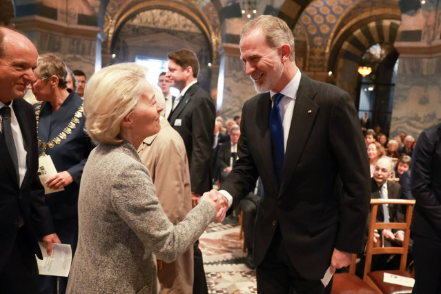 El Rey Felipe VI y la presidenta de la Comisión Europea, Ursula Von der Leyen, durante la ceremonia de entrega del ‘Premio Internacional Carlomagno de Aquisgrán’ 2025
