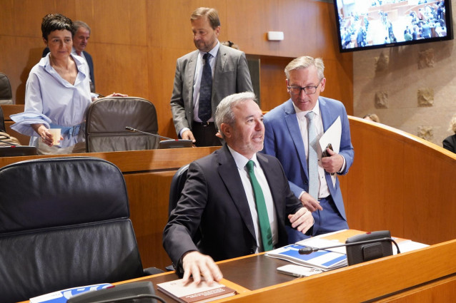 El presidente del Gobierno de Aragón, Jorge Azcón, en la sesión plenaria de las Cortes autonómicas.