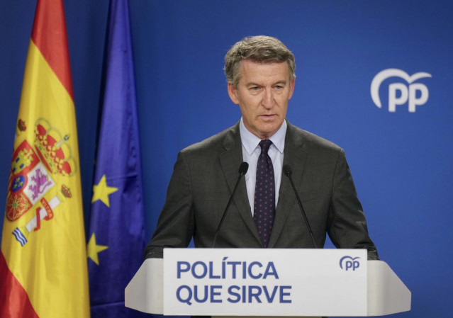 El líder del PP, Alberto Núñez Feijóo, comparece en una rueda de prensa en la sede del PP.