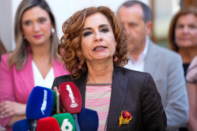 La secretaria general del PSOE-A, María Jesús Montero atiende a los medios de comunicación. A 29 de mayo de 2025 en Sevilla, Andalucía (España). La secretaria general del PSOE-A, María Jesús Montero, ha atendido a los medios en el Parlamento de Andalucía