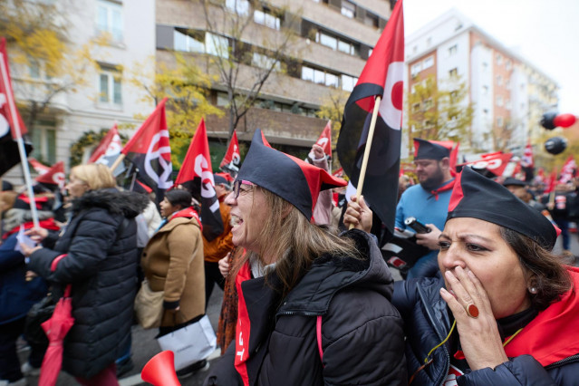 Archivo - Un grupo de personas con banderas de la CGT en una manifestación