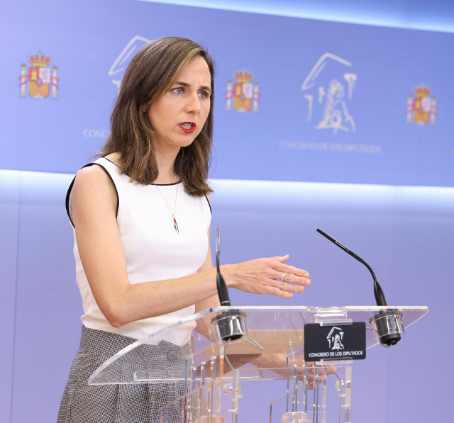 La portavoz de Podemos en el Congreso, Ione Belarra, durante una rueda de prensa anterior a la Junta de Portavoces, en el Congreso de los Diputados, a 27 de mayo de 2025, en Madrid (España).