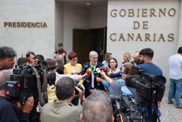 El presidente de Canarias, Fernando Clavijo, atiende a los periodistas tras el minuto de silencio por el vuelco de una patera en El Hierro
