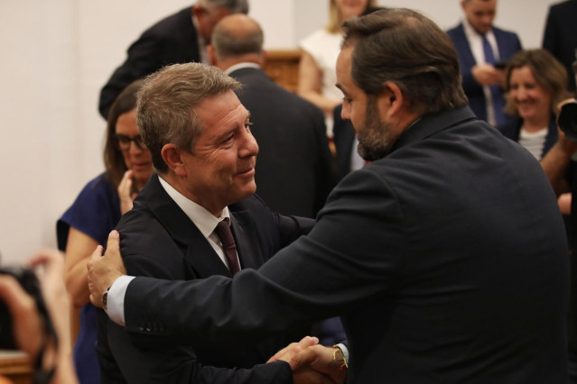 El presidente de Castilla-La Mancha, Emiliano García-Page, y el presidente regional del PP, Paco Núñez, se saludan tras la aprobación del Estatuto.