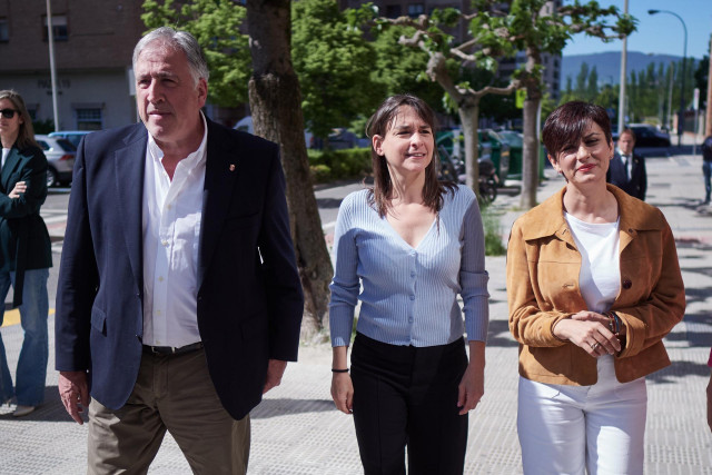 (I-D) El Alcalde De Pamplona, Joseba Asiron; La Consejera De Vivienda, Juventud Y Políticas Migratorias Del Gobierno De Navarra, Begoña Alfaro, Y La Ministra De Vivienda Y Agenda Urbana, Isabel Rodríguez.