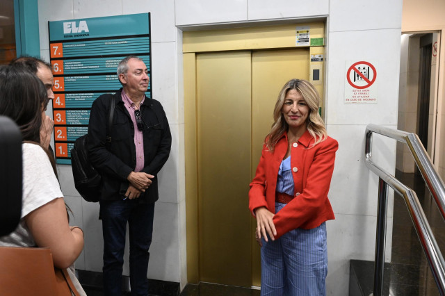 La ministra de Trabajo, Yolanda Díaz, en la sede del sindicato ELA en Bilbao, donde ha mantenido una reunión con sus responsables.