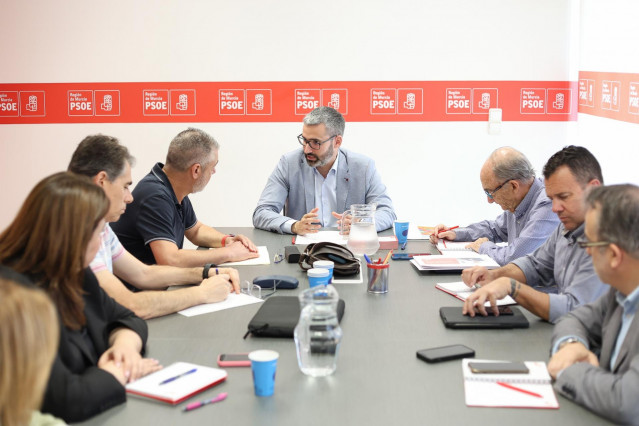 Lucas (PSRM) apuesta por el trasvase, la desalación y la modernización de regadíos en una reunión con UPA