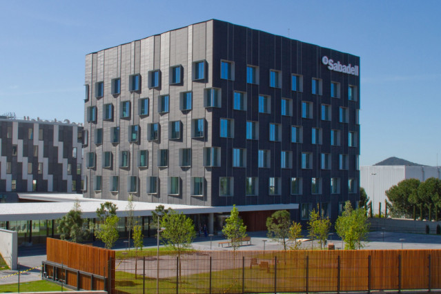 Archivo - Un edifici del Banc Sabadell
