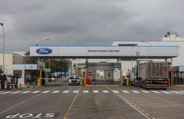Archivo - Varios trabajadores en la fábrica de Ford en Almussafes (Valencia). Imagen de archivo.