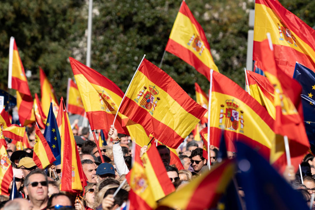 Archivo - Banderas españolas durante una manifestación contra la amnistía, en Cibeles, a 18 de noviembre de 2023, en Madrid (España).