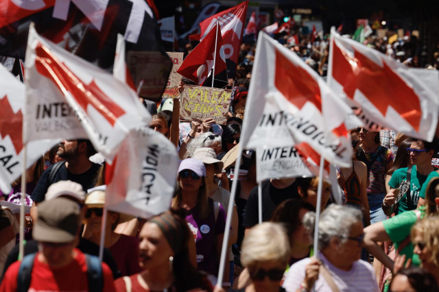 Imagen de la manifestación de las 12.00 horas de los participantes en la huelga del 29 de mayo convocada por Intersindical, CGT, CNT y COS