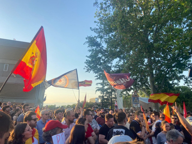 Cerca de 350 personas se concentran junto a La Moncloa al grito de 