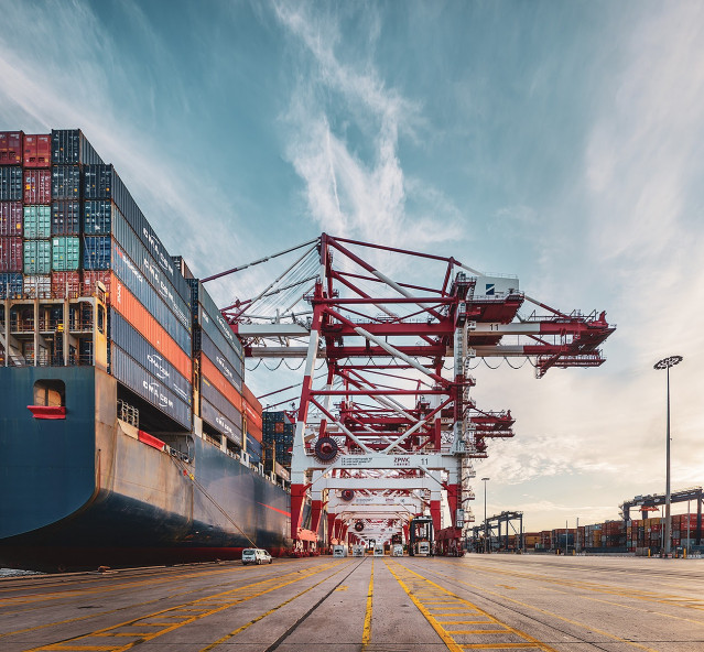 Archivo - Un buque portacontenedores en la terminal BEST del Puerto de Barcelona