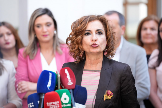 La secretaria general del PSOE-A, María Jesús Montero atiende a los medios en el patio del Parlamento andaluz. A 29 de mayo de 2025 en Sevilla, Andalucía (España)