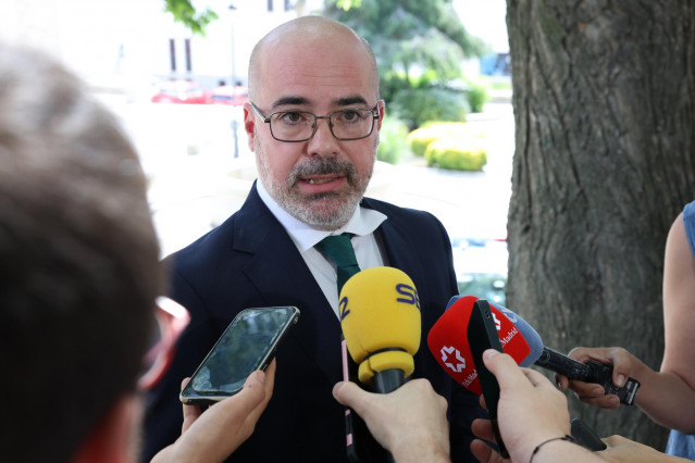 El delegado del Gobierno en la Comunidad de Madrid, Francisco Martín, ofrece declaraciones a los medios tras un encuentro con mandos de la Guardia Civil, en el Pósito Municipal, a 30 de mayo de 2025, en Colmenar Viejo, Madrid (España).