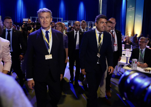 El presidente nacional del PP, Alberto Núñez Feijóo (i), y el 'president' de la Generalitat y líder del PPCV, Carlos Mazón (d), en una imagen de archivo