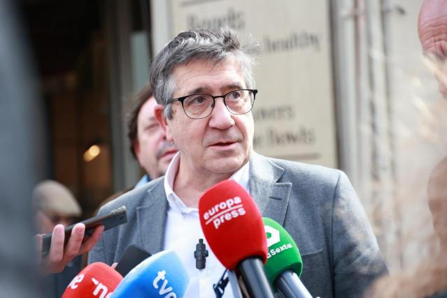 Archivo - El portavoz del PSOE en el Congreso, Patxi López (i); atiende a los medios en Sevilla en una imagen de archivo
