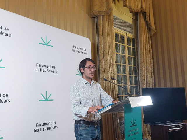 El portavoz parlamentario del PSIB, Iago Negueruela, en rueda de prensa