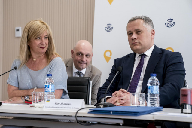 Archivo - La entonces Directora de Relaciones Institucionales y Filatelia, Leire Díez Castro (1i), y el Consejero Diplomático del Presidente de Ucrania, Igor Zhovka en el año 2022.